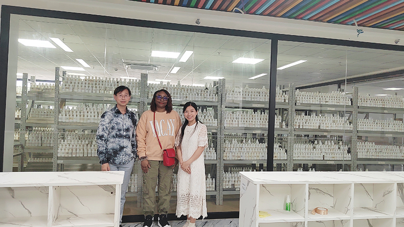 Latest company Cases about Haoyue Fragrance’s Warm Reception of Canadian Client Delegation for On-Site Inspection 